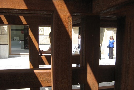 Foto einer Skulptur von Sean Skully, vor dem Bucerius Kunst Forum im Alten Wall, Hamburg, Sommer 2025. Foto: Maren Cornils