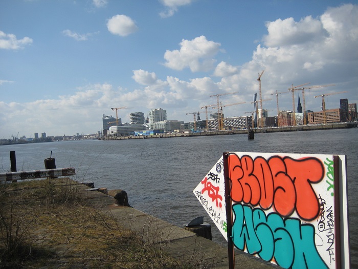Foto Rundgang Hamburg: Grafitti-Schild von Frost 187 Straßenbande, am Kleinen Grasbrook mit Elbblick. Fotografin: Maren Cornils